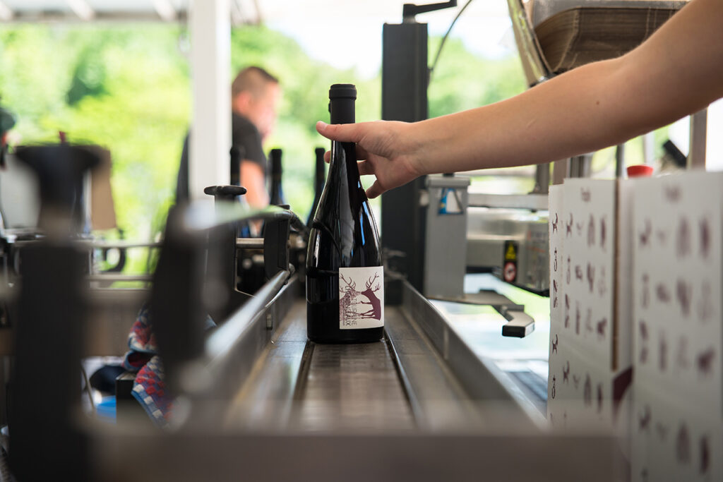 Une bouteille de vin sur un tapis roulant