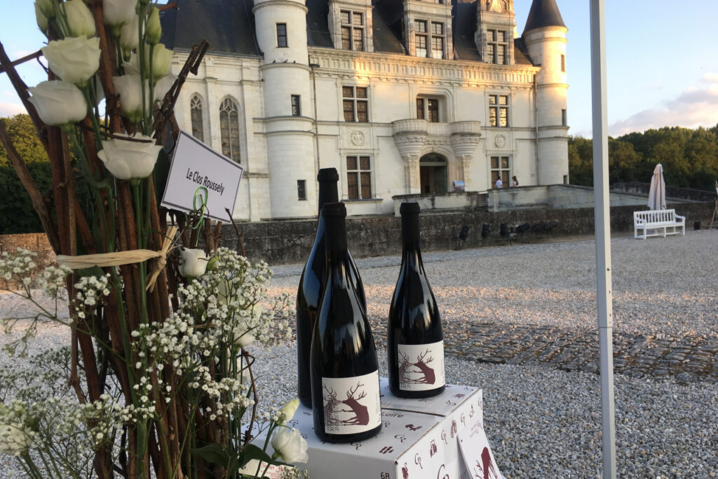 Des bouteilles de vin Clos Roussely devant un château