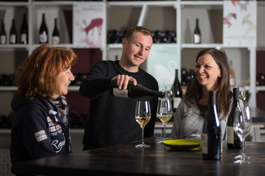 Des personnes dégustent du vin du Clos Roussely