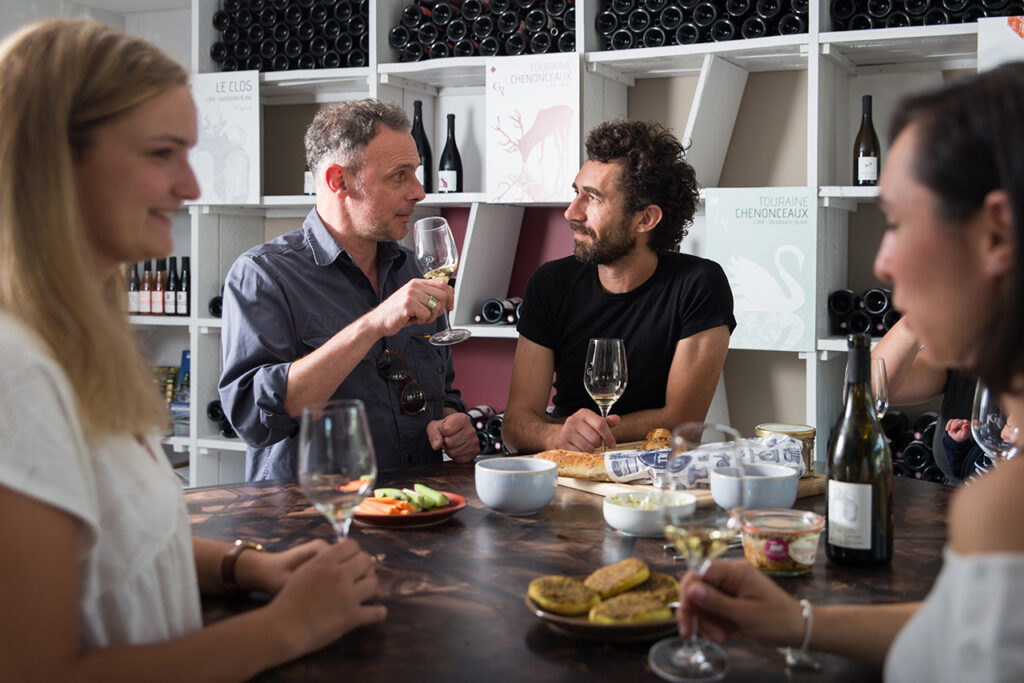 Des personnes dégustent du vin chez Clos Roussely